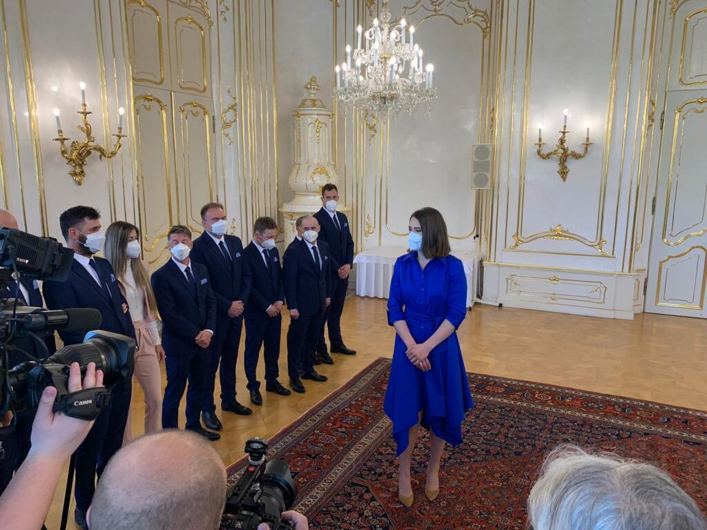 Lyžiarka Petra Vlhová spolu s tímom u prezidentky Zuzany Čaputovej.