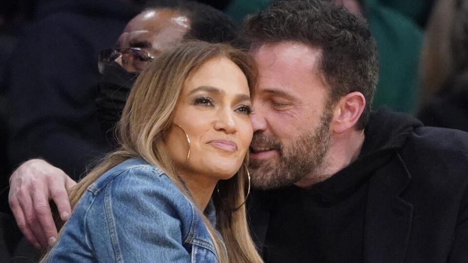 KK14 Los Angeles - Jennifer Lopezová a Ben Affleck sledujú zápas zámorskej basketbalovej NBA Los Angeles Lakers - Boston Celtics 7. decembra 2021 v Los Angeles. FOTO TASR/AP
Jennifer Lopez, left, and Ben Affleck attend an NBA basketball game between the Los Angeles Lakers and the Boston Celtics on Tuesday, Dec. 7, 2021, in Los Angeles. (AP Photo/Marcio Jose Sanchez)