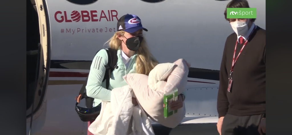 Shiffrinová vystúpila z lietadla v dobrej nálade. Pod bokom si niesla vlastnú perinu.
