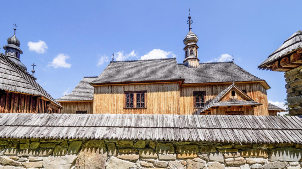 Kostol Panny Márie Snežnej je z prvej polovice 19. storočia. Pochádza z Tokarnie. Do skanzenu ho priviezli v roku 2007. O rok neskôr ho poskladali a zreštaurovali.