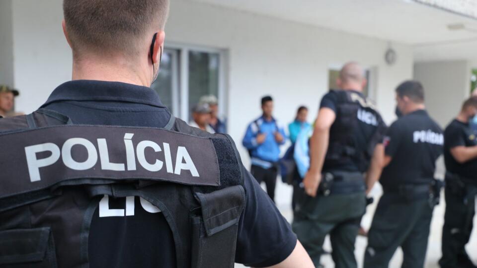 Na snímke policajti cudzineckej polície a policajti z Trnavského kraja zasahujú v Piešťanoch a okolí proti nelegálnemu pobytu cudzincov vo štvrtok 15. júla 2021. Viac informácií z policajného zásahu prinesie policajný zbor neskôr. FOTO TASR - Prezídium PZ SR