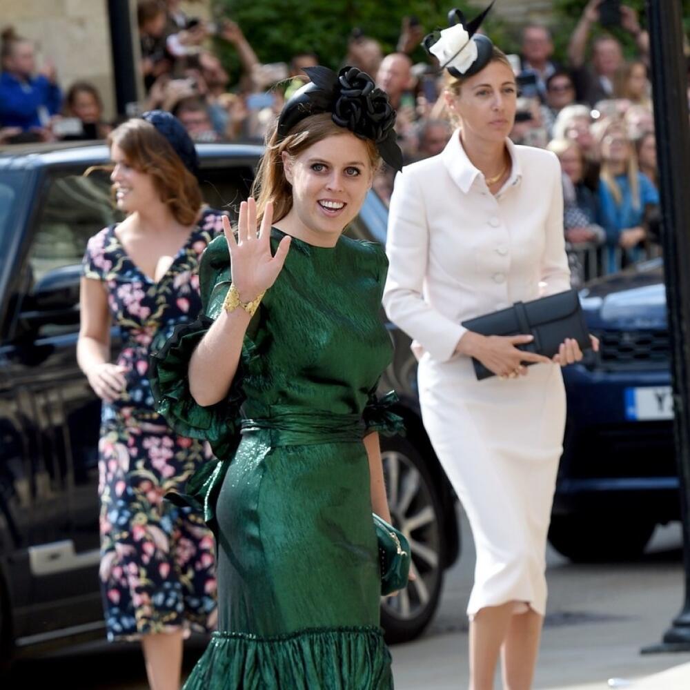 Princezné Eugenie a Beatrice na svadbe svojej priateľky Ellie Goulding a Caspara Joplinga v auguste 2019.