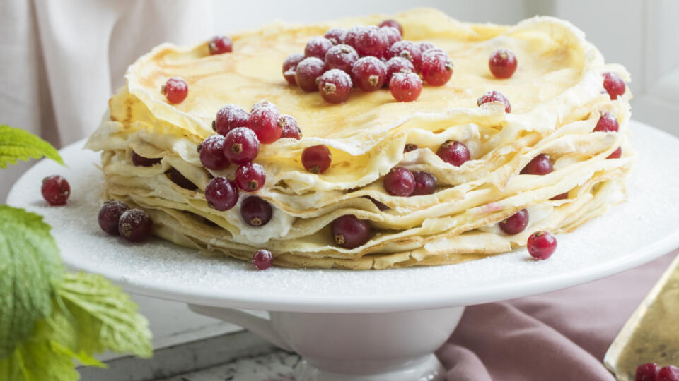 Palacinková torta s ríbezľami