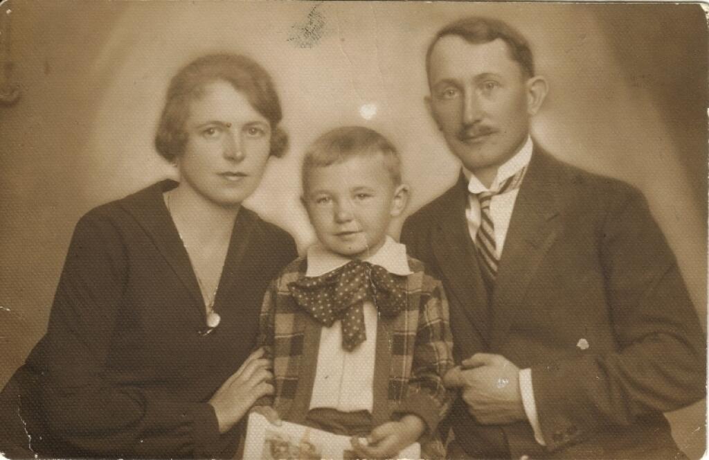 Ladislav Chudík na archívnej snímke asi ako 4-ročný so svojimi rodičmi.