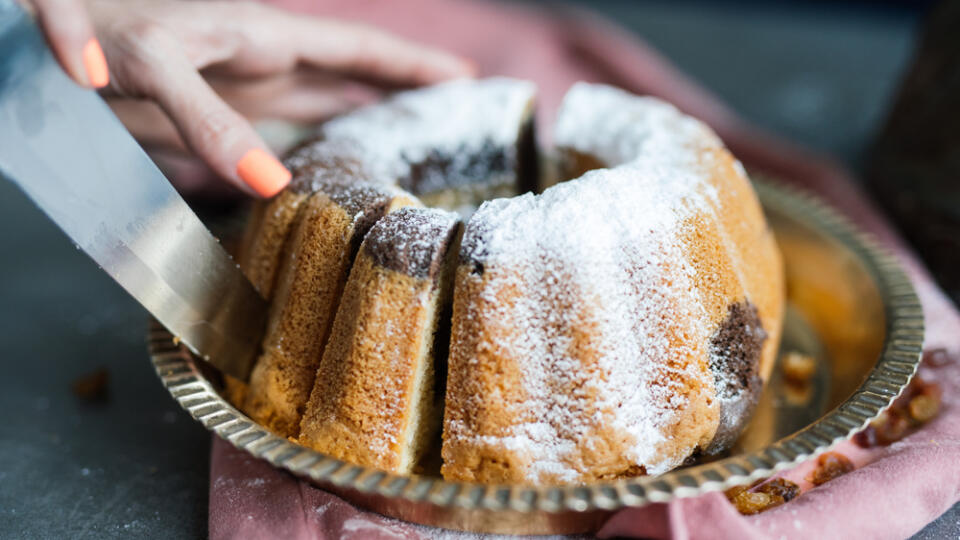 Homemade,Kuglof,Cake,Sprinkled,With,Powdered,Sugar,And,Raisins