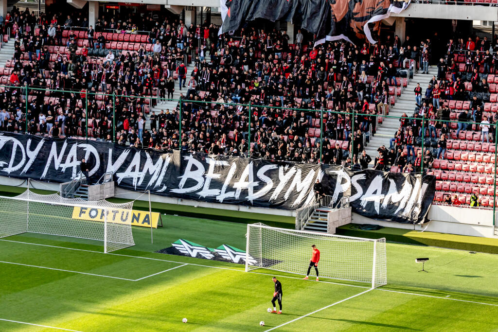Na snímke je futbalový zápas medzi FC Spartak Trnava a ŠK Slovan Bratislava, ktorý sa skončil predčasne a fanúšikovia obidvoch táborov vnikli na hraciu plochu.