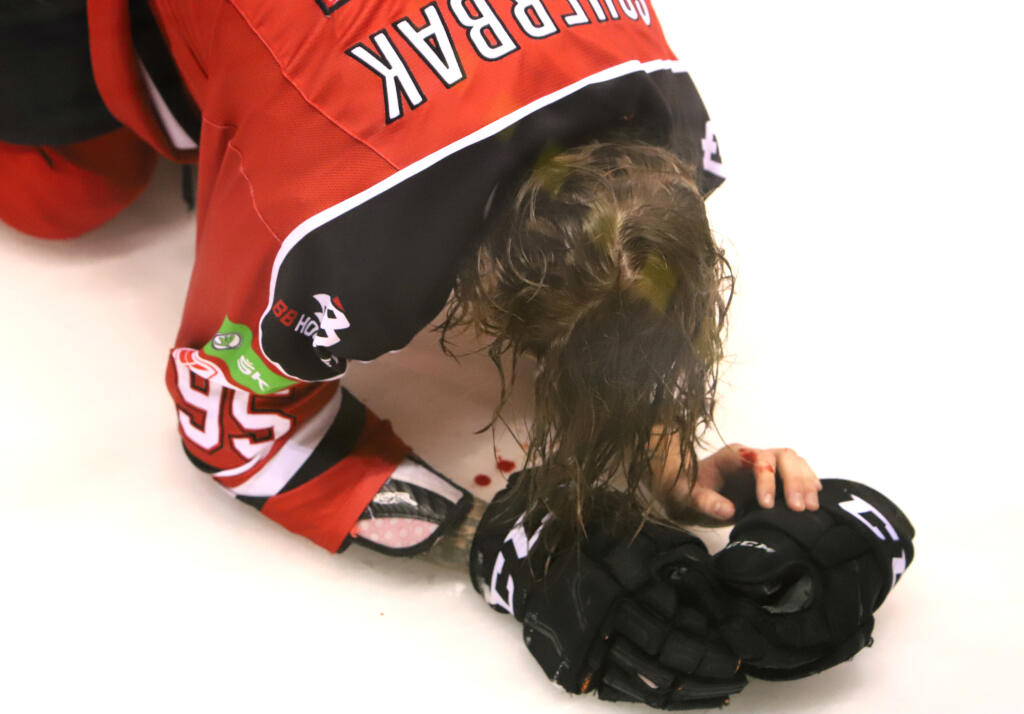 Na snímke v úvode zranený Nikita Ščerbak z Banskej Bystrice počas 28. kola Tipos extraligy HC ‘05 Banská Bystrica - HKM Zvolen v Banskej Bystrici 21. decembra 2021. FOTO TASR - Ján Krošlák