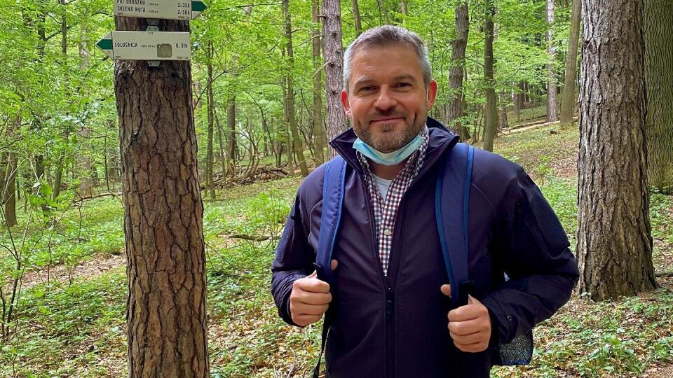 Bývalý premiér Peter Pellegrini má rád okrem práce na záhrade aj prírodu. Medzi jeho ďalšie koníčky patrí pilotovanie lietadla.