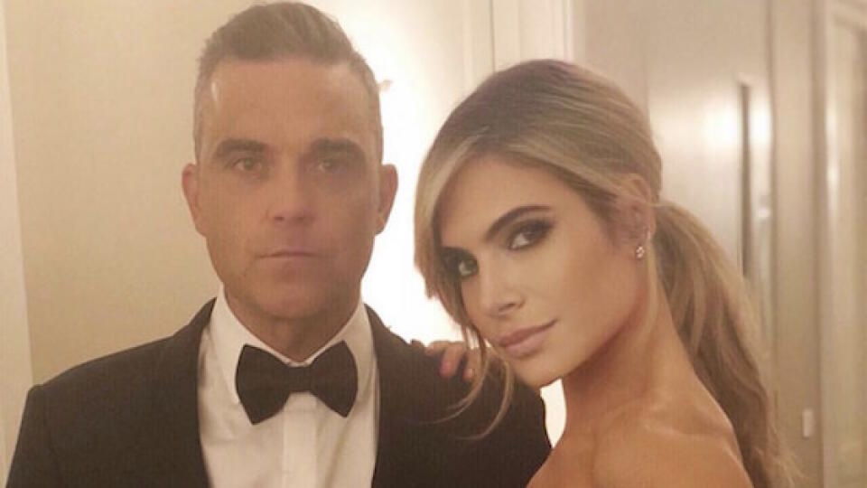 Britský popový spevák Robbie Williams s herečkou Aydou Field.