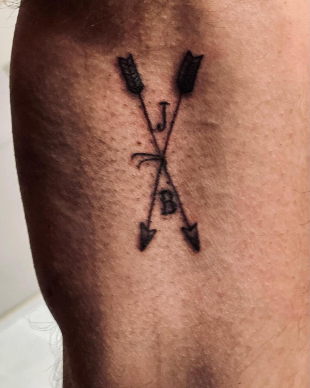 JLo má na svojom boku symbol nekonečna, ktorý zdobia mená Jennifer a Ben a pretína ho šíp. Ben má na paži dva prekrížené šípy, ktoré dopĺňajú len iniciály J a B. Tetovania tak nie sú úplne zhodné, ale majú spoločný význam. „Záväzok je sexy.
