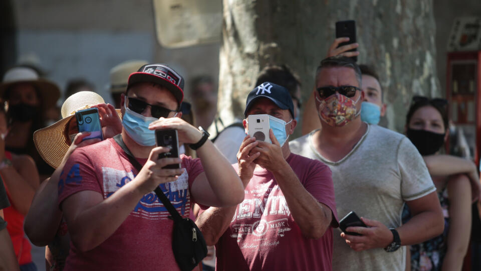 WA 43 Sóller - Turisti fotia v prístavnom meste Sóller, v severozápadnej časti španielskeho ostrova Malorka v pondelok 27. júla 2020. Malorka je najväčším ostrovom Baleár. Hlavným mestom je Palma de Mallorca. Británia vyradila Španielsko v sobotu večer 25. júla v súvislosti s nárastom prípadov nákazy koronavírusom zo zoznamu bezpečných krajín, čo znamená, že všetci cestujúci zo Španielska budú musieť po návrate do Spojeného kráľovstva podstúpiť 14-dňovú karanténu. Španielsko v reakcii na kroky