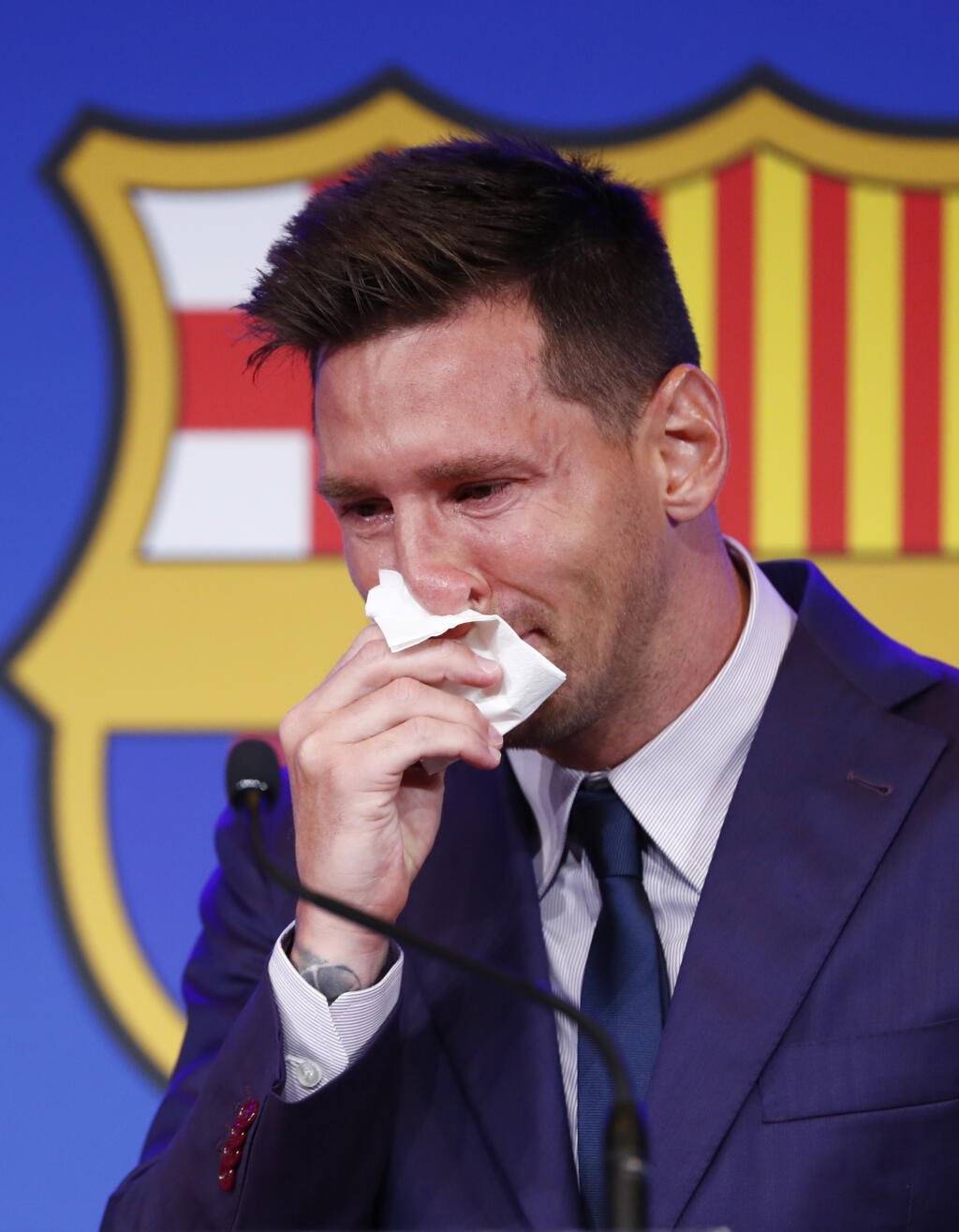 Lionelom Messim na rozlúčkovej tlačovke lomcovali emócie a pri odchode z Barcelony si poplakal. Teraz za jeho použitú vreckovku ľudia na internete ponúkajú šialené peniaze.