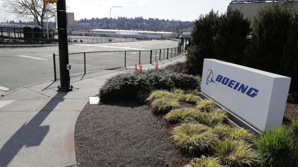 WA 16 Renton - Prázdna vstupná cesta a prázdne parkovisko pred závodom americkej spoločnosti Boeing v meste Renton, americký štát Washington vo štvrtok 26. marca 2020. Boeing pre šírenie koronavírusu prerušil produkciu vo svojich závodoch v regióne mesta Seattle. Boeing v tomto regióne zamestnáva približne 70-tisíc ľudí. Prevádzka závodov sa pozastavila od stredy 25. marca. FOTO TASR/AP
An empty entrance road and parking lot is shown at Boeing Co.'s manufacturing facility, Wednesday, March 25