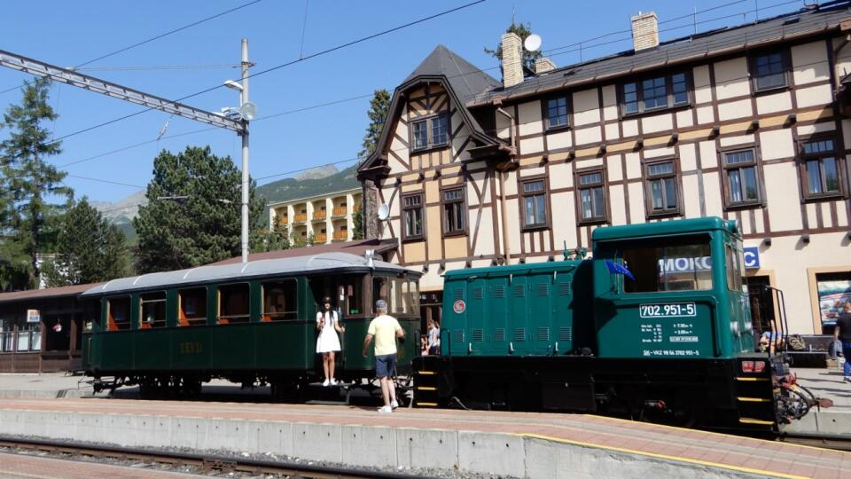 Tatranské historické električky vstupujú do ďalšej letnej sezóny, v nedeľu odštartovali z Popradu na Štrbské Pleso prvé jazdy. Na snímke vozeň Kométa, ktorý ťahá historický vláčik TUčko počas štartu letnej turistickej sezóny v Starom Smokovci v nedeľu 19. júna 2022.