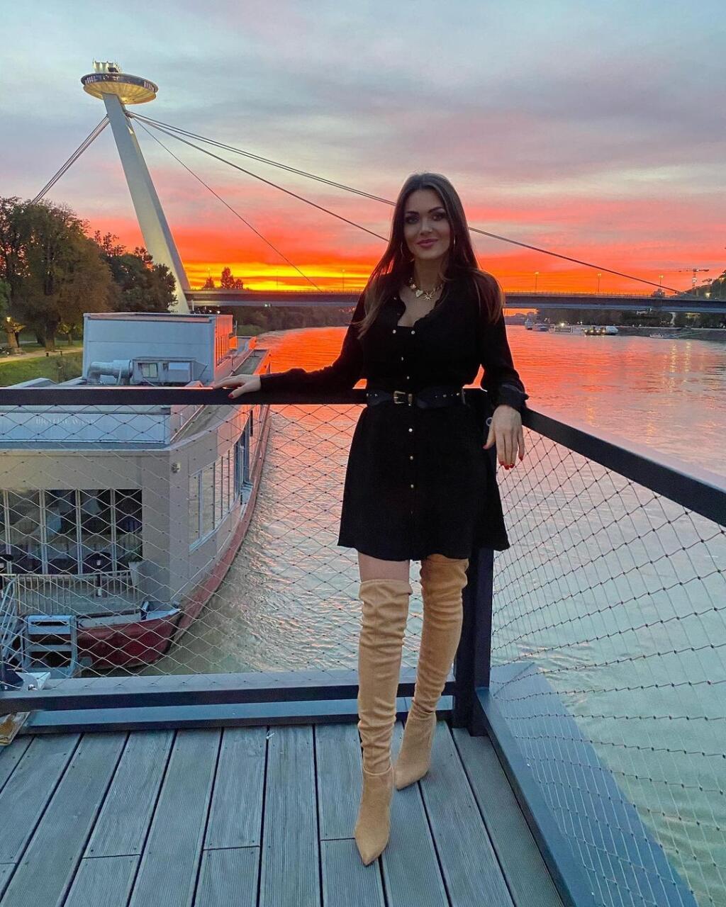Schindlerovej láska svedčí: Doslova žiari a...Aha na TEN výstrih! Fuh, tá sa MÁ čím chváliť...