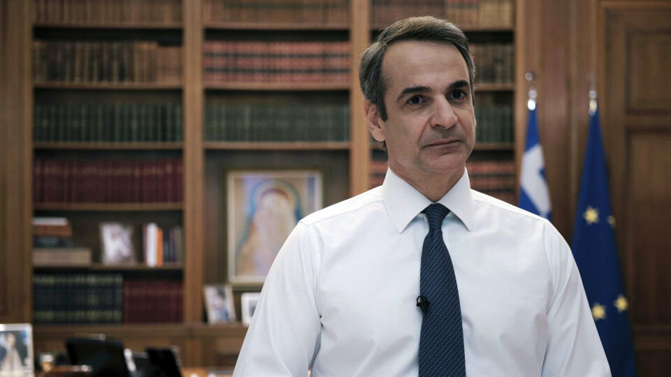 Grécky premiér Kyriakos Mitsotakis počas televízneho prejavu v Aténach v utorok 28. apríla 2020.