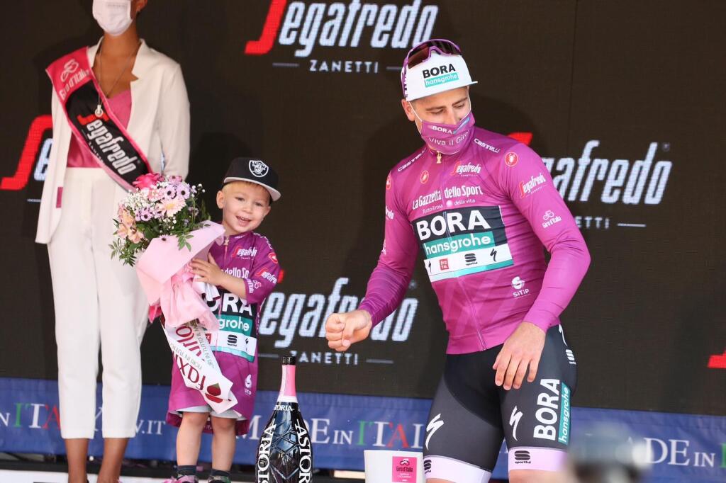 Takto oslavoval Peter Sagan cyklámenový dres z Giro d'Italia so synom Marlonom.