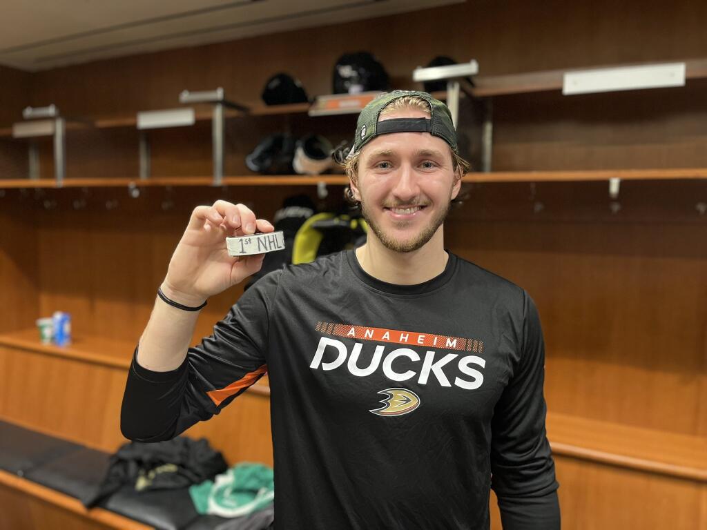 Regendovi bude prvý gól v NHL navždy pripomínať puk, s ktorým ho strelil.