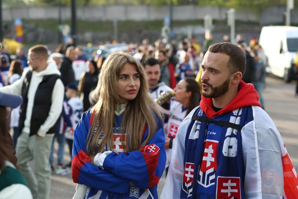 Slovenskí fanúšikovia sa aj pred zápasom proti Nemecku výborne bavili v okolí haly.