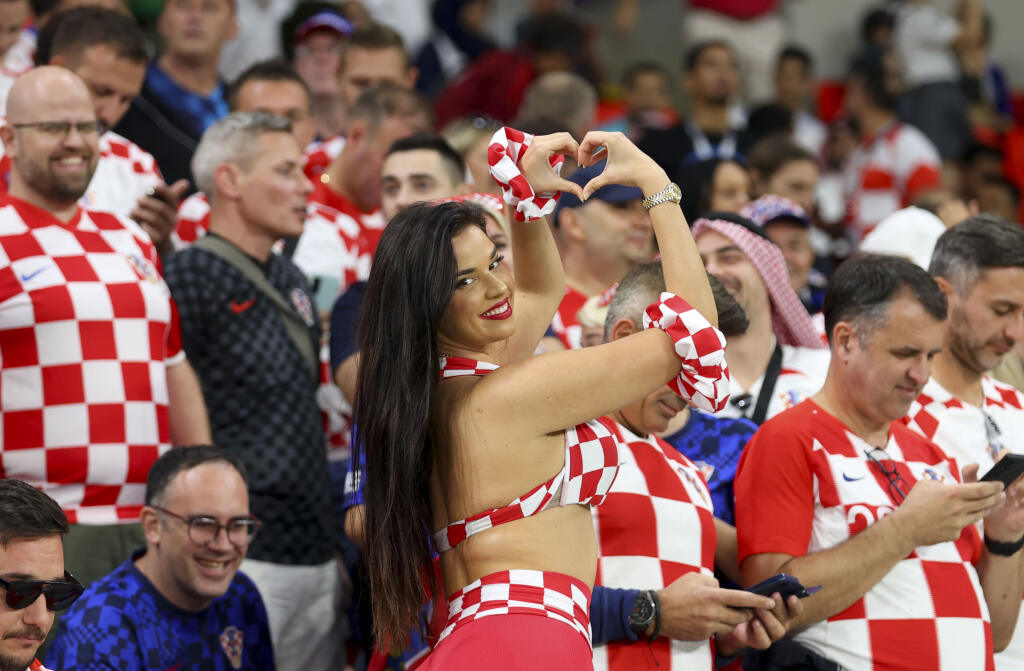 Najväčšiu pozornosť počas zápasu Chorvátsko - Belgicko pútala chorvátska fanúšička Ivana Knoll. Tá si z prísnych katarských pravidiel ohľadom odhaľovania sa ťažkú hlavu nerobila a na tribúne dráždila v poriadne úspornom outfite.