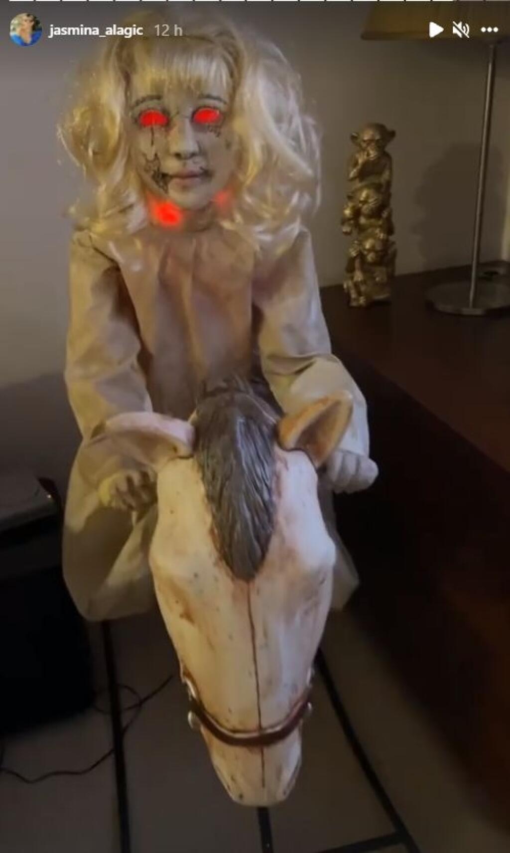 Alagič ukázala, čo má doma v obývačke - strašidelnú bábiku na hojdacom koníku.
