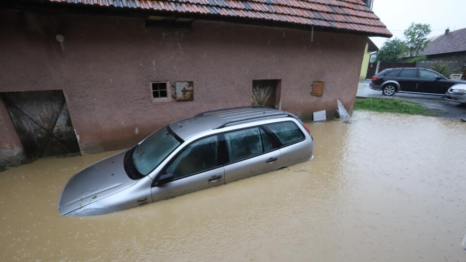 Povodňová situácia v obci Zvolenská Slatina v okrese Zvolen. Prívalové dažde narobili v obci problémy. Na snímke zatopené domy a autá vo Zvolenskej Slatine.