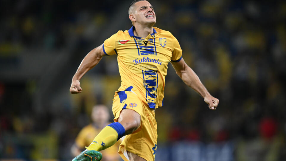 Na snímke hráč DAC Nikola Krstovič oslavuje úvodný gól v odvete 2. predkola Európskej konferenčnej ligy (EKL) vo futbale FC DAC 1904 Dunajská Streda - Víkingur Göta v Dunajskej Strede vo štvrtok 28. júla 2022. FOTO TASR - Edmund Örzsik