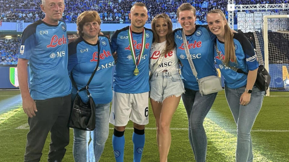 Práve atraktívna modelka, ktorá stojí napravo od Lobotku pútala obrovskú pozornosť. Za posledné mesiace sa totiž výrazne zmenila a mnohí by ju ani nespoznali.
