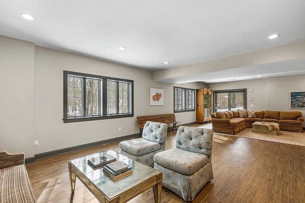 Podľa webu truepeoplesearch.com Zdeno aj jeho manželka bývajú v meste Weston západne od Bostonu. Luxusná vila vo vychytenej štvrti podľa realitného portálu zillow.com má hodnotu 4 milióny dolárov.