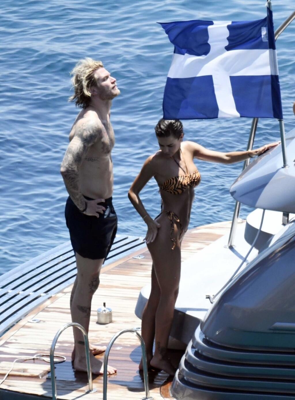 Paparazzi zábery z dovolenky Lorisa Kariusa odhalili, že nemecký brankár už nie je so svojou bývalou priateľkou. Na jachte na ostrove Mykonos si užíval s neznámou brunetkou.