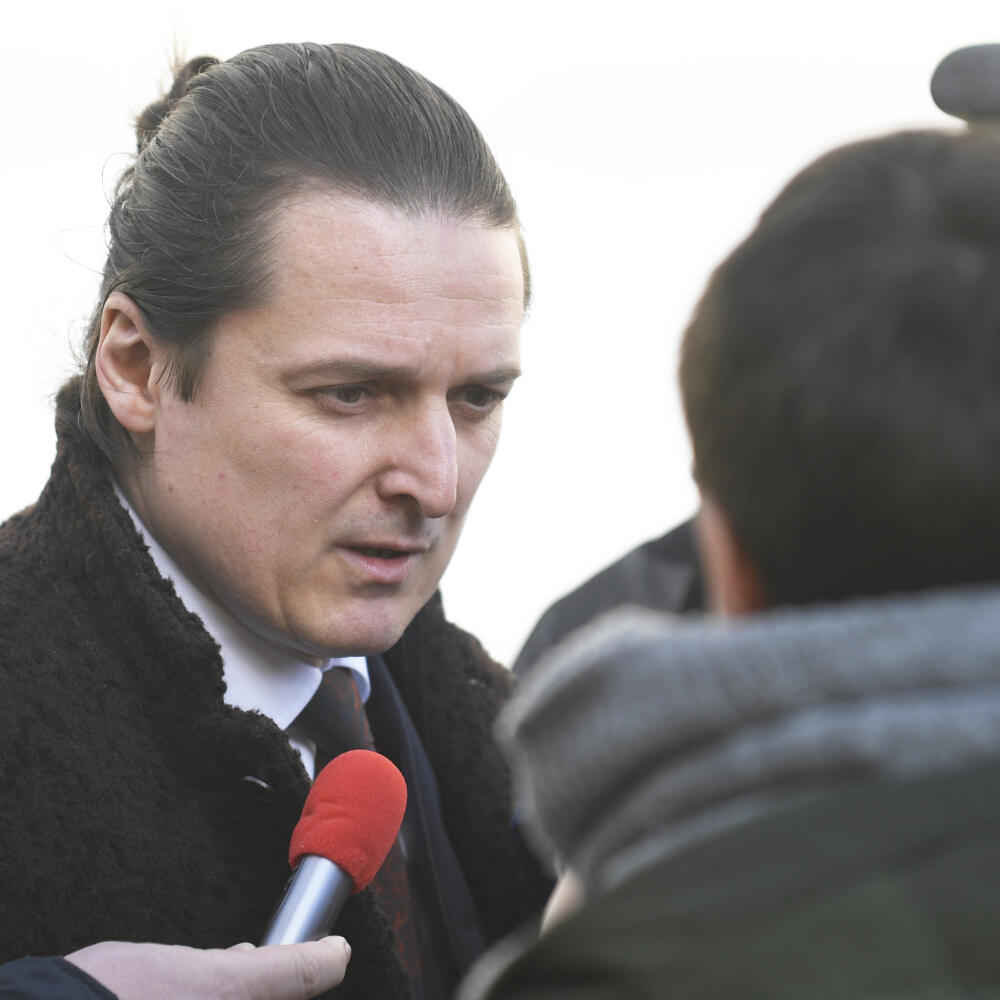 Na snímke obhajca Martin Berec počas rozhovoru s médiami pri Ústavnom súde SR kvôli sdcom, ktorých zadržali v stredu ráno policajti z Národnej kriminálnej agentúry (NAKA), v Košiciach 12. marca 2020. Predseda ÚS na základe žiadosti generálneho prokurátora o súhlas na ich vzatie do väzby zvolal plénum ústavného súdu, ktoré vec prerokuje a rozhodne, pričom umožní osobe, ktorej sa žiadosť týka, aby sa k nej vyjadrila. FOTO TASR – František Iván