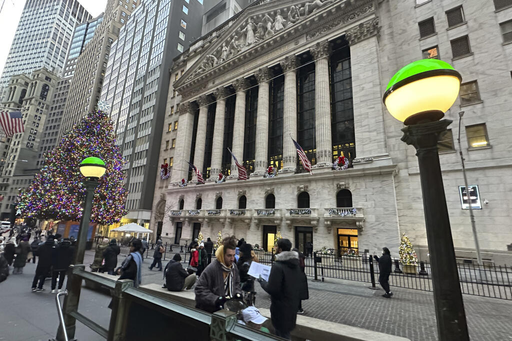 WA 49 New York - Na snímke budova burzy v New Yorku v pondelok 23. decembra 2024.  Akcie v Spojených štátoch ukončili obchodovanie v utorok 24. decembra, ktoré bolo pre blížiaci sa sviatočný deň v krajine skrátené, solídnym rastom. Pozitívne tak odštartovali obdobie známe ako Santa Claus rally.  FOTO TASR/AP 

Lights marking the entrance to a subway station frame the New York Stock Exchange in New York's Financial District on Monday, Dec. 23, 2024. (AP Photo/Peter Morgan)