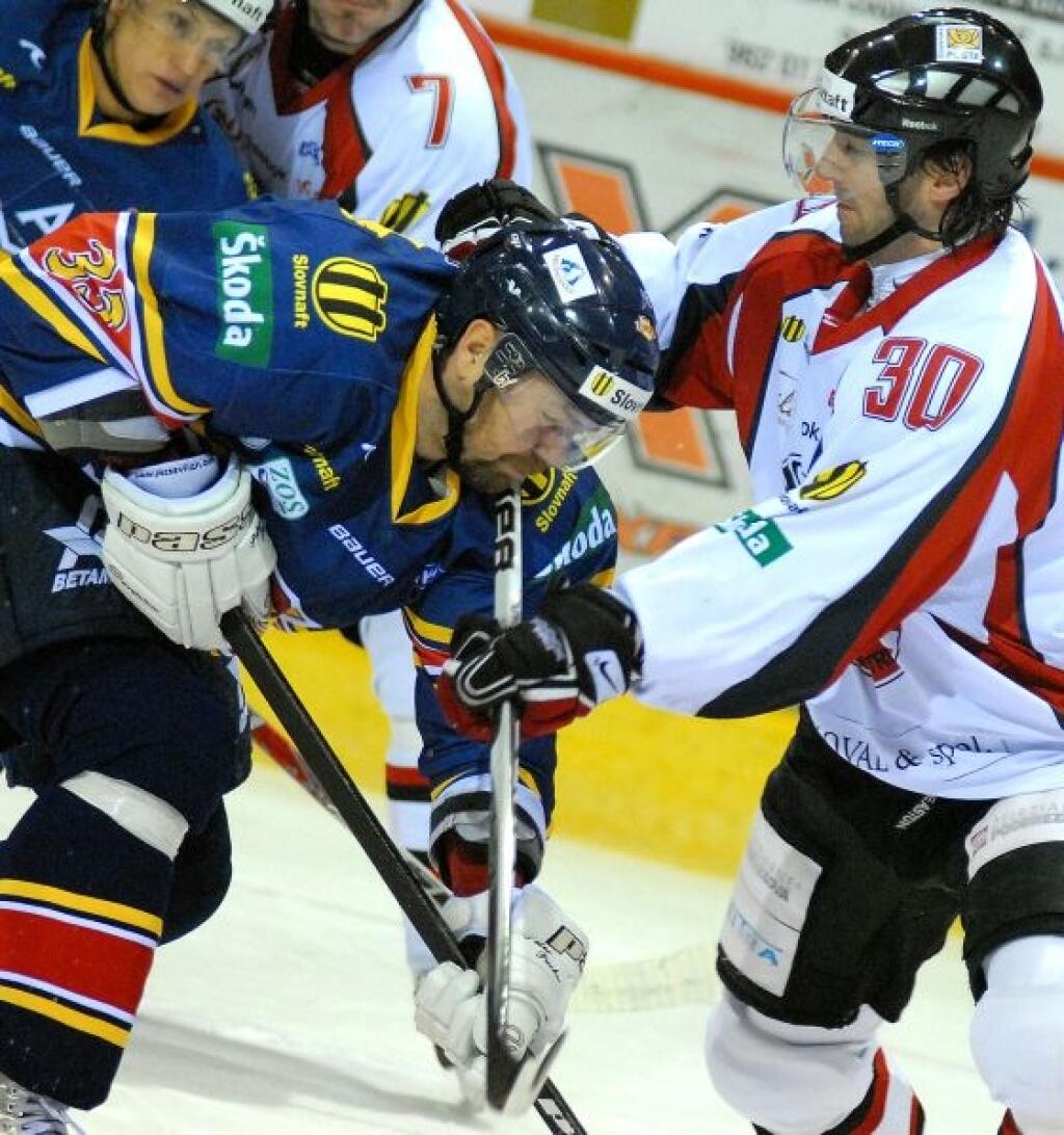 Z¾ava: Súboj zvolenského útoèníka Petra Puchera s banskobystrickým centrom Miroslavom Hlinkom poèas prvej tretiny zápasu 27. kola slovenskej hokejovej Slovnaft extraligy medzi HKm Zvolen a HC'05 Banská Bystrica. Zvolen, 3. december 2009. Foto: SITA/Dušan Hein