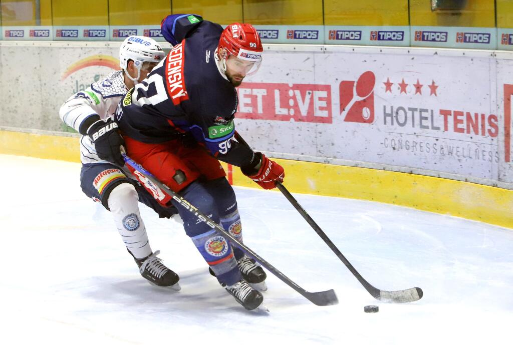 Na snímke zľava František Gajdoš (Nitra) a Marek Viedenský (Zvolen) počas zápasu 31. kola Tipos extraligy HKM Zvolen - HK Nitra vo Zvolene v piatok 20. januára 2023.