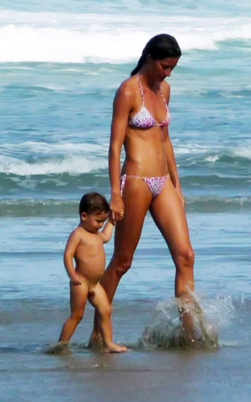 сын на пляже голым фото 91