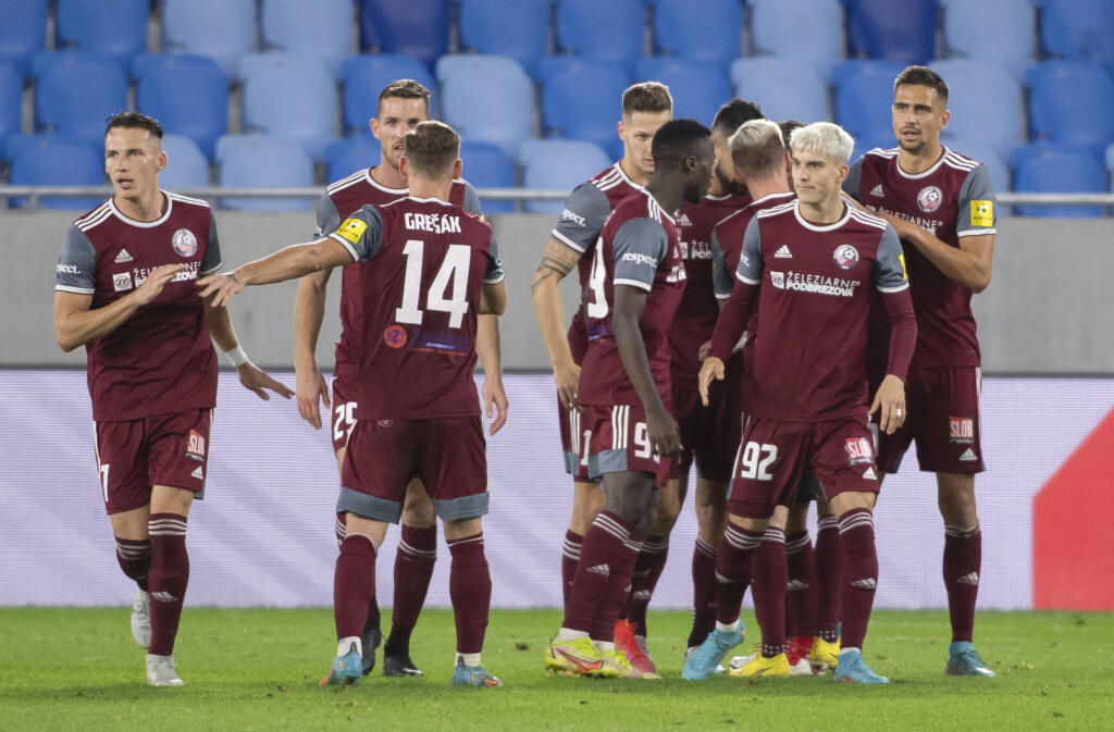 Na snímke futbalisti Podbrezovej sa tešia z gólu v zápase 12. kola futbalovej Fortuna ligy medzi ŠK Slovan Bratislava - FK Železiarne Podbrezová 2. októbra 2022 v Bratislave.