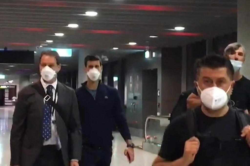 Novak Djokovič opúšťa čakaciu miestnosť na letisku v Melbourne.
