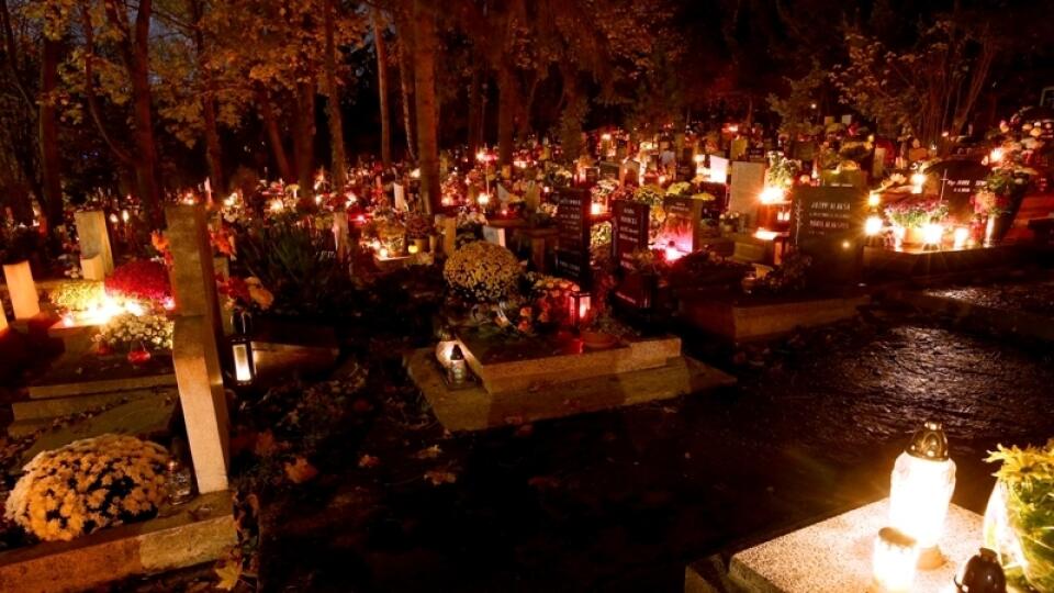 Ľudia počas sviatku viac navštevujú cintoríny a myslia na zosnulých.