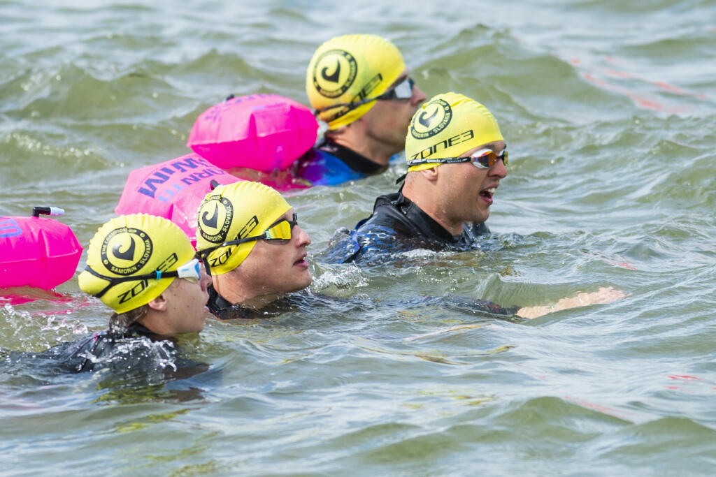 Na snímke druhý zľava Peter Išpold a tretí zľava Denis Knapčok počas prvých majstrovstiev Európy špeciálnych olympiád v triatlone 21. mája 2022 v Šamoríne. FOTO TASR - Jakub Kotian