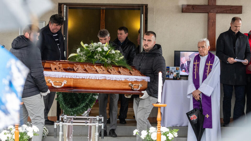 Na snímke pohreb uznávaného mládežníckeho trénera Jozefa Nemca v Ludaniciach.
