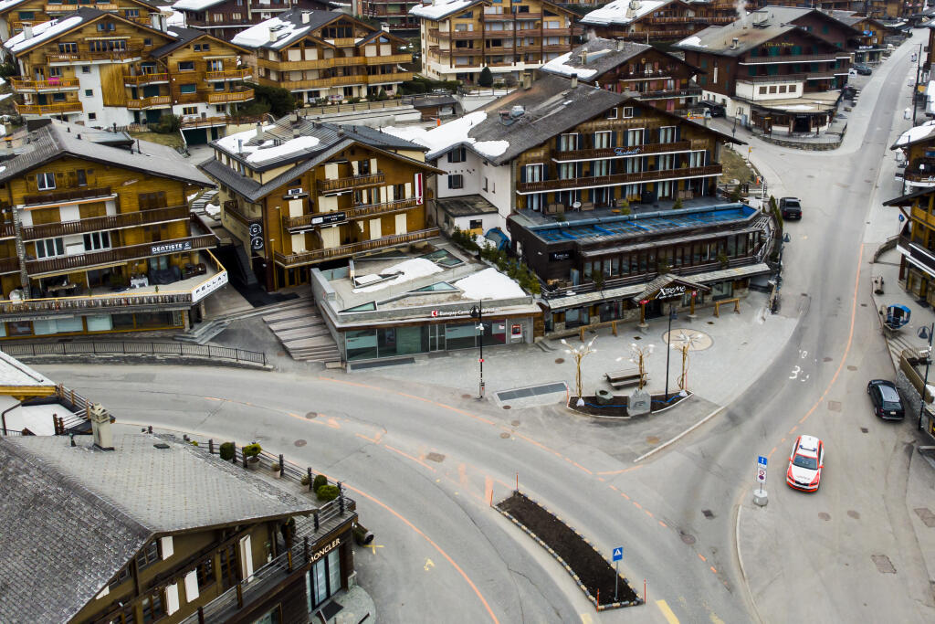MIK 34 Verbier - Švajčiarske policajné auto hliadkuje počas koronavírusovej nákazy na prázdnej ulici v meste Verbier 24. marca 2020. Švajčiarsko zakázalo verejné podujatia s účasťou nad päť osôb, posilnilo hraničné kontroly a zakázalo vstup občanom Rakúska, Nemecka, Talianska, Španielska a Francúzska. FOTO TASR/AP



Swiss police car patrols in a empty street of the ski resort during the coronavirus disease (COVID-19) outbreak in Verbier, Switzerland, Tuesday, March 24, 2020. (Laurent Darbellay/