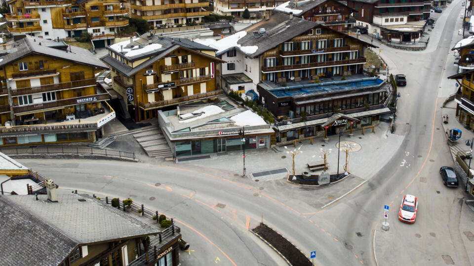 MIK 34 Verbier - Švajčiarske policajné auto hliadkuje počas koronavírusovej nákazy na prázdnej ulici v meste Verbier 24. marca 2020. Švajčiarsko zakázalo verejné podujatia s účasťou nad päť osôb, posilnilo hraničné kontroly a zakázalo vstup občanom Rakúska, Nemecka, Talianska, Španielska a Francúzska. FOTO TASR/AP
Swiss police car patrols in a empty street of the ski resort during the coronavirus disease (COVID-19) outbreak in Verbier, Switzerland, Tuesday, March 24, 2020. (Laurent Darbellay/