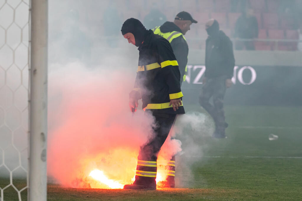 Derby Trnavy so Slovanom predčasne ukončili po tom, ako ihrisko zaplavili chuligáni, ktorí sa bili hlava-nehlava.