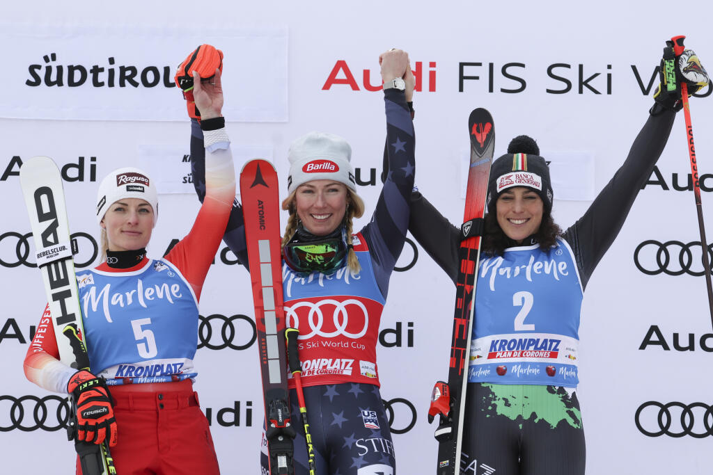 WA 78 Kronplatz - Americká lyžiarka Mikaela Shiffrinová (uprostred) sa teší na pódiu po víťazstve v obrovskom slalome Svetového pohára v alpskom lyžovaní v talianskom stredisku Kronplatz v utorok 24. januára 2023. Druhá skončila Švajčiarka Lara Gutová-Behramiová (vľavo) a tretia bola domáca Federica Brignoneová (vpravo). FOTO TASR/AP
United States' Mikaela Shiffrin, center, winner of an alpine ski, women's World Cup giant slalom, celebrates on the podium with second-placed Switzerland's Lara