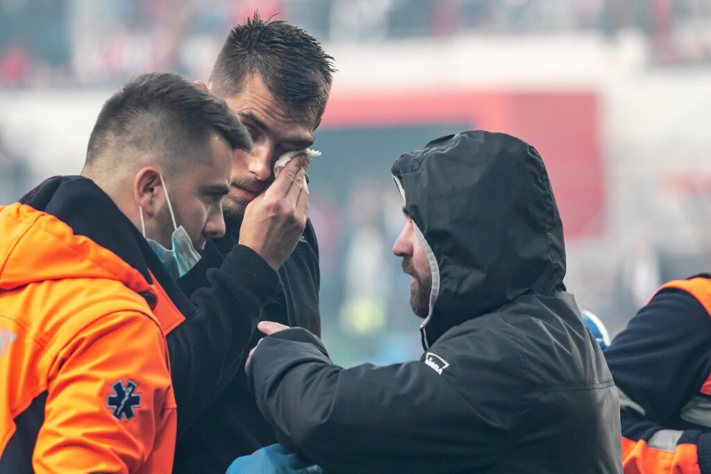 Na snímke je futbalový zápas medzi FC Spartak Trnava a ŠK Slovan Bratislava, ktorý sa skončil predčasne a fanúšikovia obidvoch táborov vnikli na hraciu plochu.