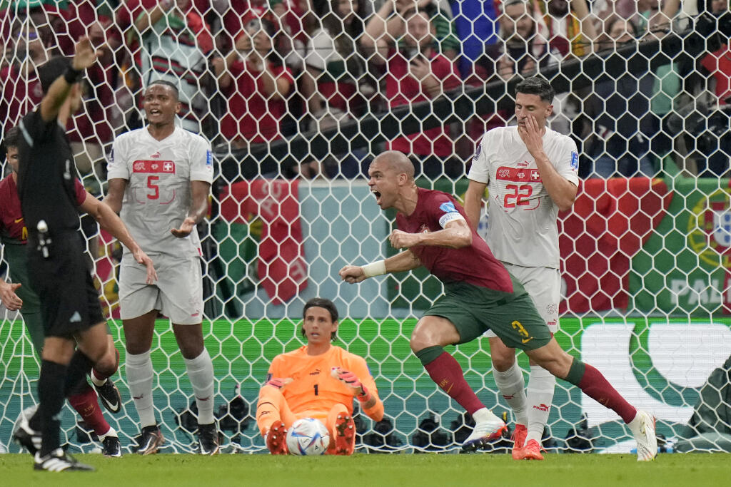 Pepe zvyšuje na 2:0 a zapisuje sa do histórie MS.
