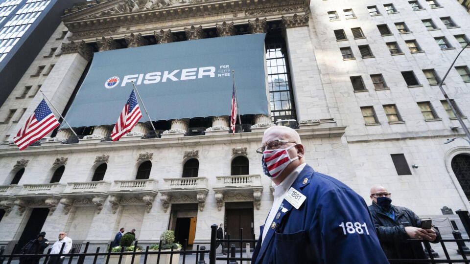 WA 17 New York - Burzový maklér Thomas Ferrigno prichádza do práce na newyorskú burzu v pondelok 9. novembra 2020. Kľúčové indexy na Wall Street otvorili pondelkové obchodovanie rastom na nové maximá, keď trhy výrazne podporila informácia o vysokej účinnosti potenciálnej vakcíny na ochorenie COVID-19 vyvíjanej americkou firmou Pfizer a nemeckou biotechnologickou spoločnosťou BioNTech. To posilnilo očakávania, že ekonomika by sa mohla rýchlejšie zotaviť z krízy spôsobenej pandémiou nového korona