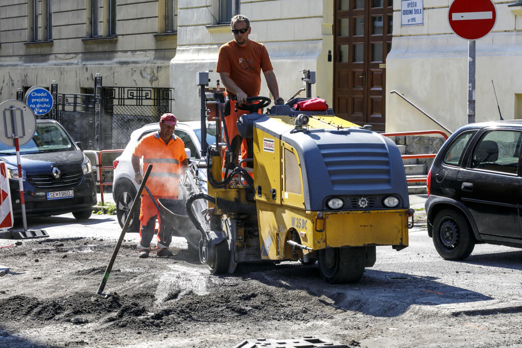Na snímke rekonštrukčné práce na komunikácii Palisády v mestskej časti Staré Mesto v Bratislave 21. júla 2020. FOTO TASR - Dano Veselský