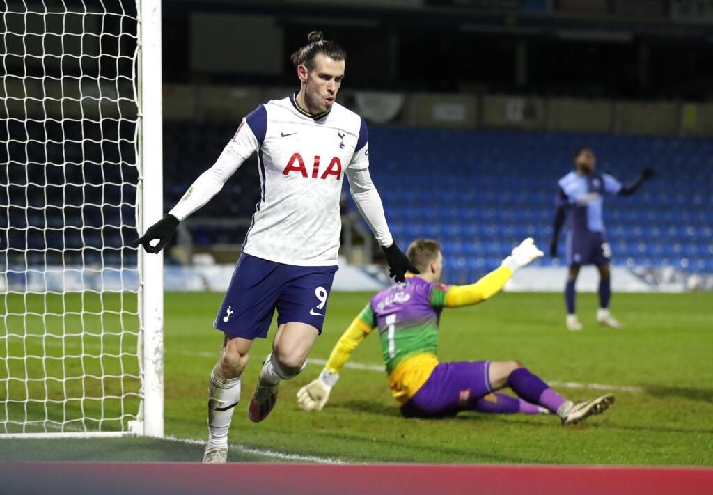 EBE 43 High Wycombe - Na snímke vľavo hráč Tottenhamu Gareth Bale oslavuje svoj gól v zápase 4. kola anglického FA Cupu vo futbale Wycombe Wanderers - Tottenham Hotspur v pondelok 25. januára 2021. FOTO TASR/AP
Tottenham's Gareth Bale celebrates after scoring his side's opening goal during the English FA Cup 4th round soccer match between Wycombe Wanderers and Tottenham Hotspur at Adams Park stadium in High Wycombe, England, Monday, Jan. 25, 2021. (AP Photo/Frank Augstein)