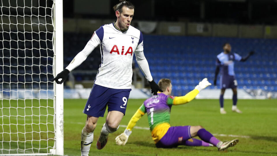 EBE 43 High Wycombe - Na snímke vľavo hráč Tottenhamu Gareth Bale oslavuje svoj gól v zápase 4. kola anglického FA Cupu vo futbale Wycombe Wanderers - Tottenham Hotspur v pondelok 25. januára 2021. FOTO TASR/AP
Tottenham's Gareth Bale celebrates after scoring his side's opening goal during the English FA Cup 4th round soccer match between Wycombe Wanderers and Tottenham Hotspur at Adams Park stadium in High Wycombe, England, Monday, Jan. 25, 2021. (AP Photo/Frank Augstein)